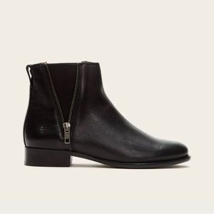 💥HP💥 NIB Frye Carly Zip Chelsea Boot or Bootie Black 8